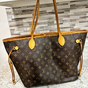 Louis Vuitton Neverfull MM in Monogram